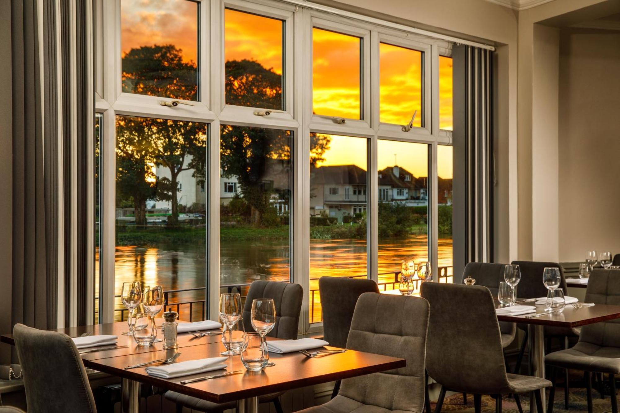 Hotel Sunday London Staines-Upon-Thames Heathrow T5 Exteriér fotografie
