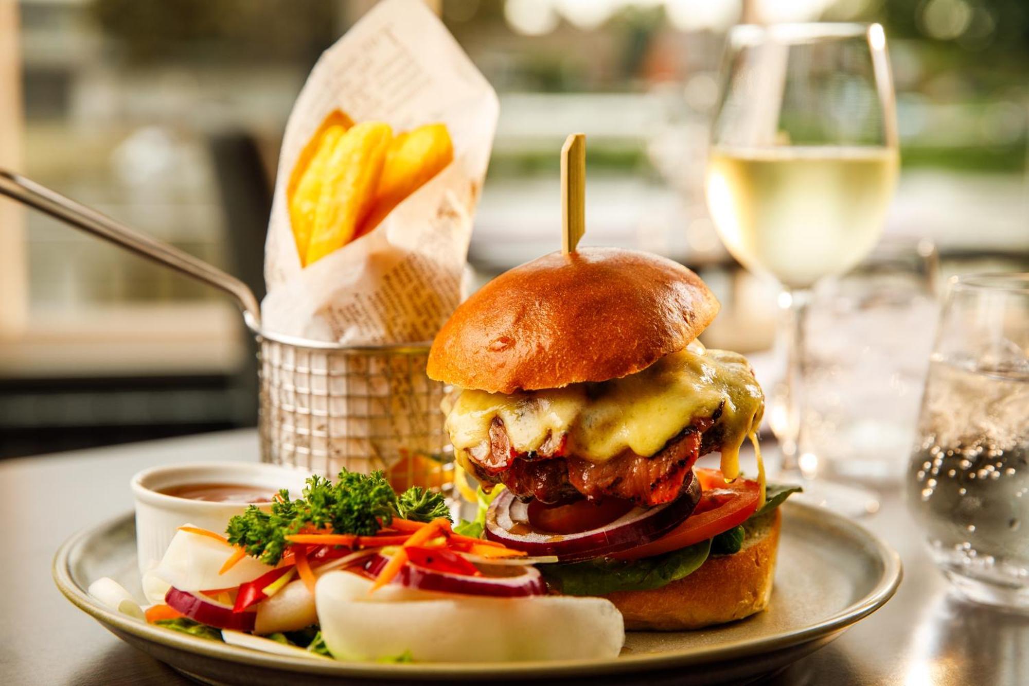 Hotel Sunday London Staines-Upon-Thames Heathrow T5 Exteriér fotografie