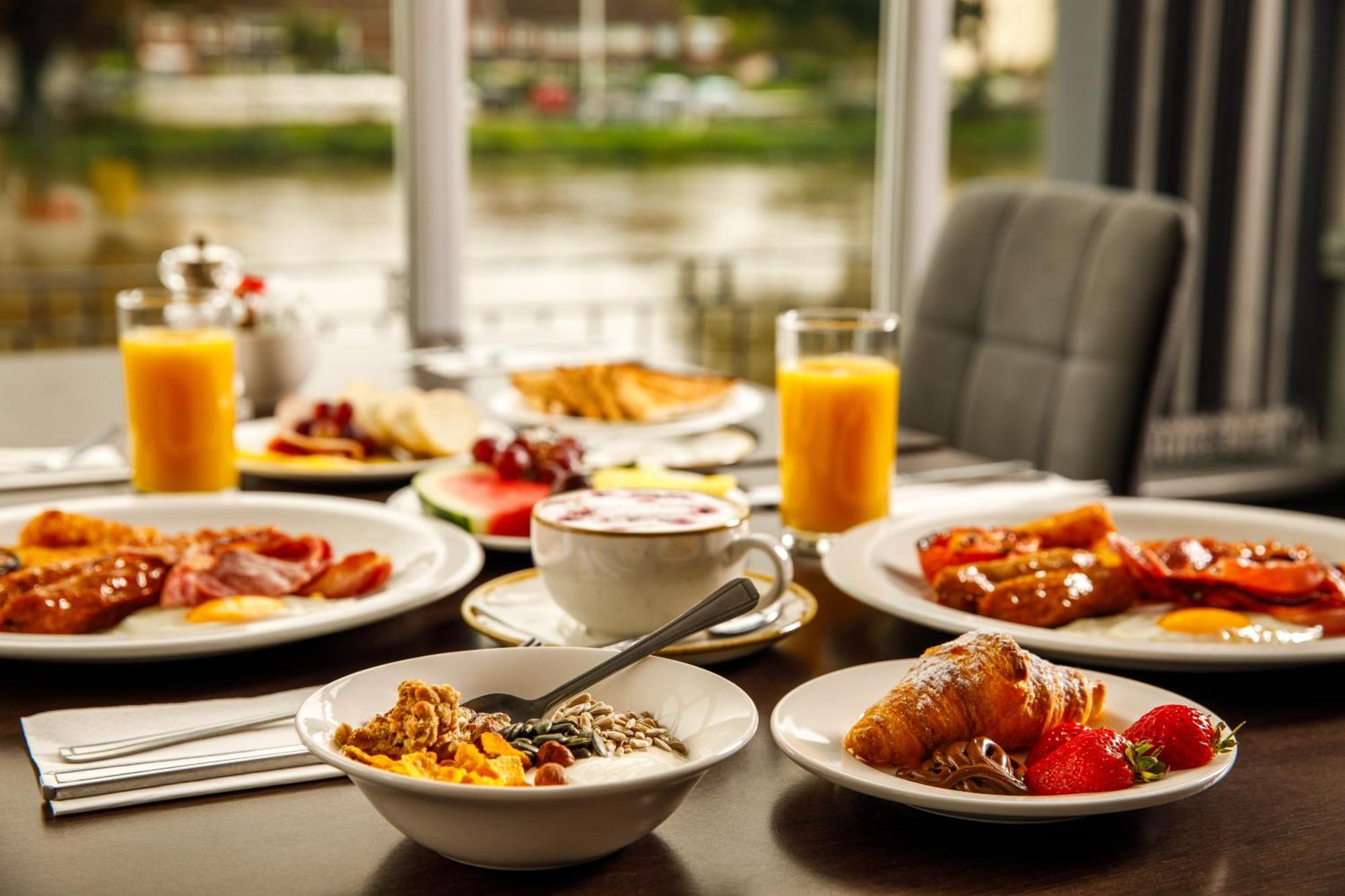 Hotel Sunday London Staines-Upon-Thames Heathrow T5 Exteriér fotografie