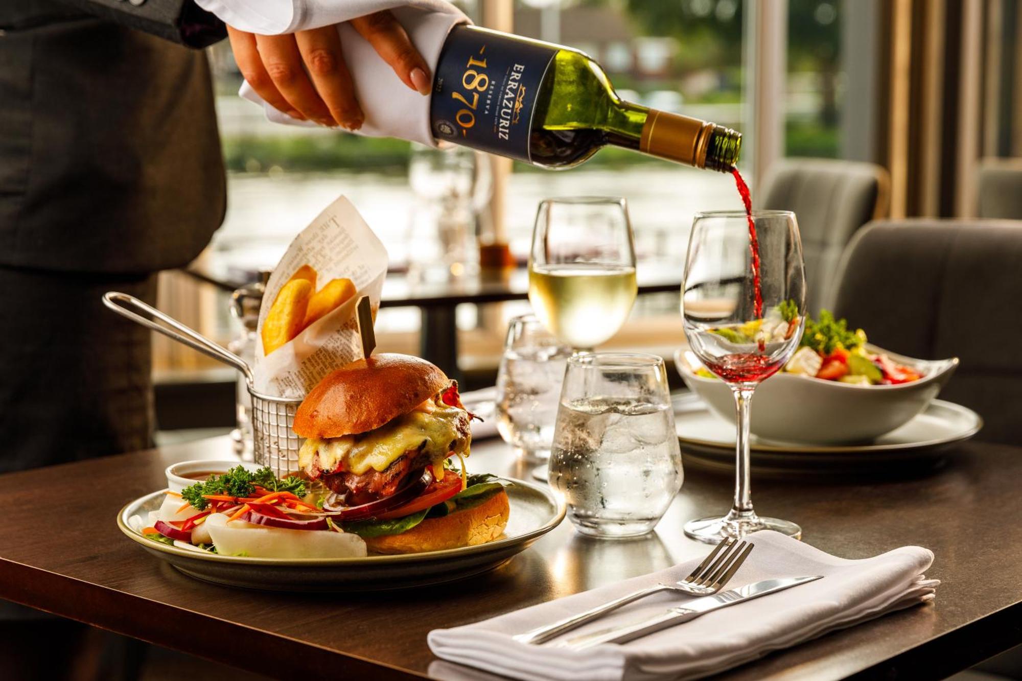 Hotel Sunday London Staines-Upon-Thames Heathrow T5 Exteriér fotografie