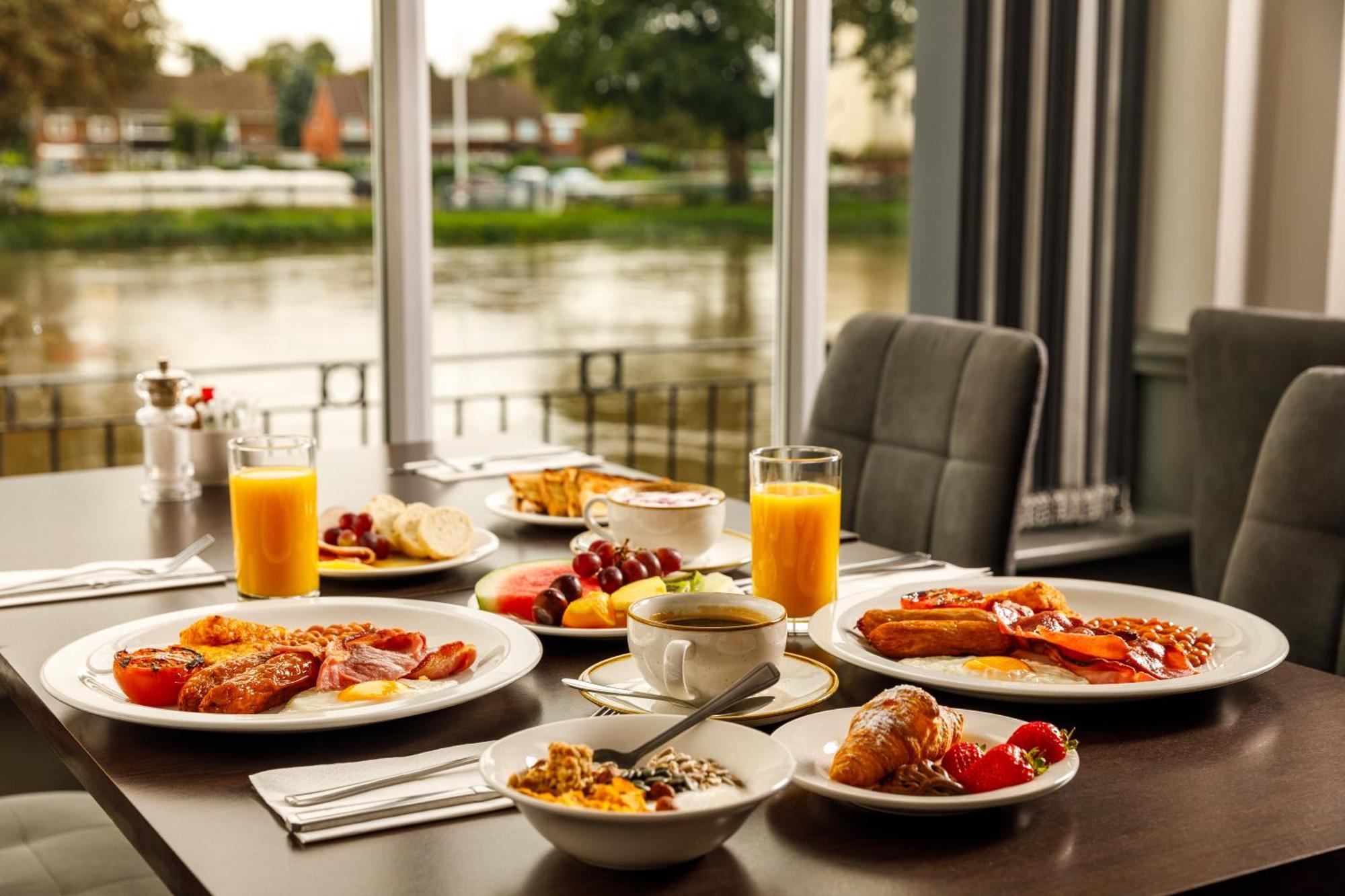 Hotel Sunday London Staines-Upon-Thames Heathrow T5 Exteriér fotografie