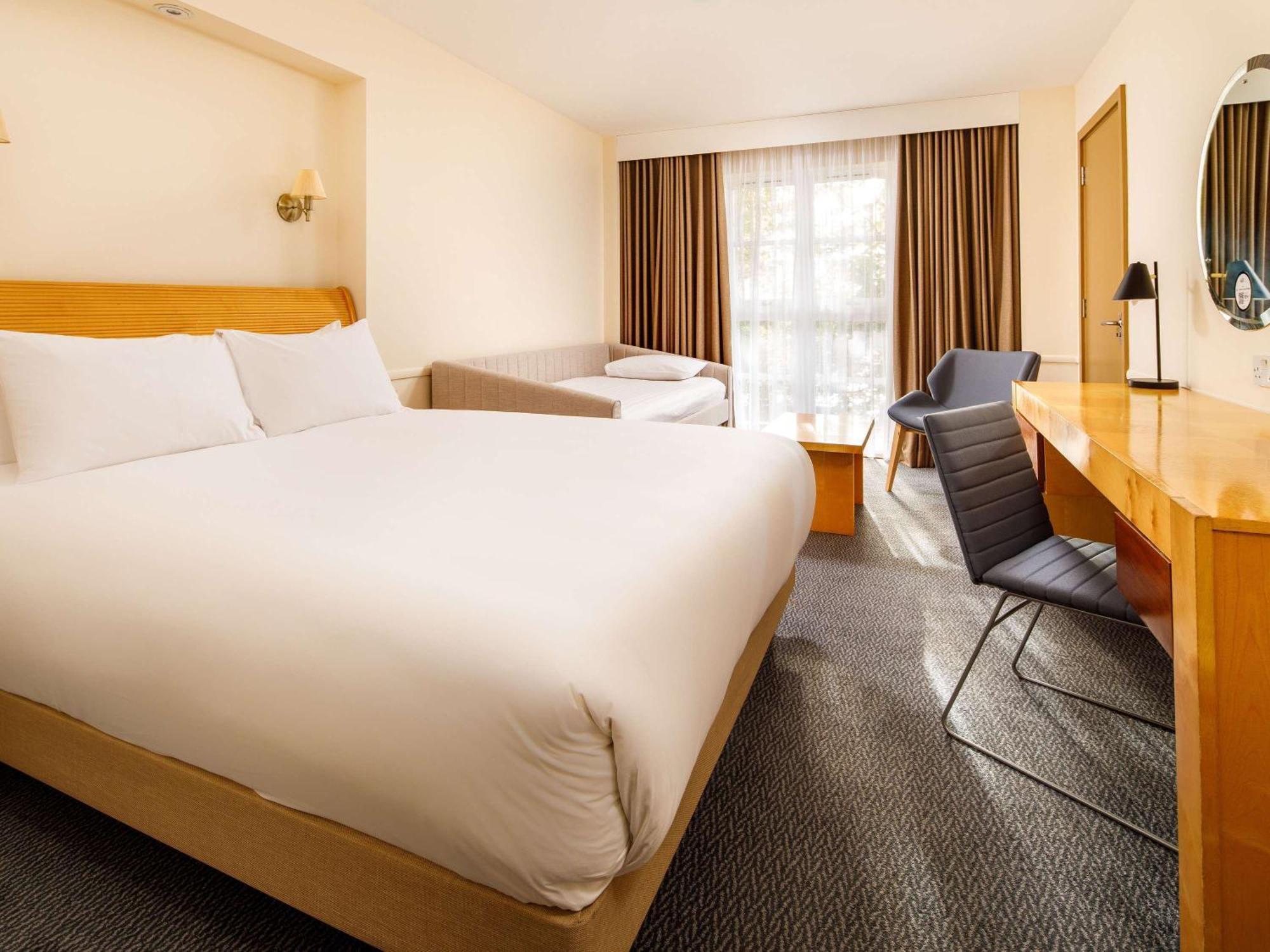 Hotel Sunday London Staines-Upon-Thames Heathrow T5 Exteriér fotografie
