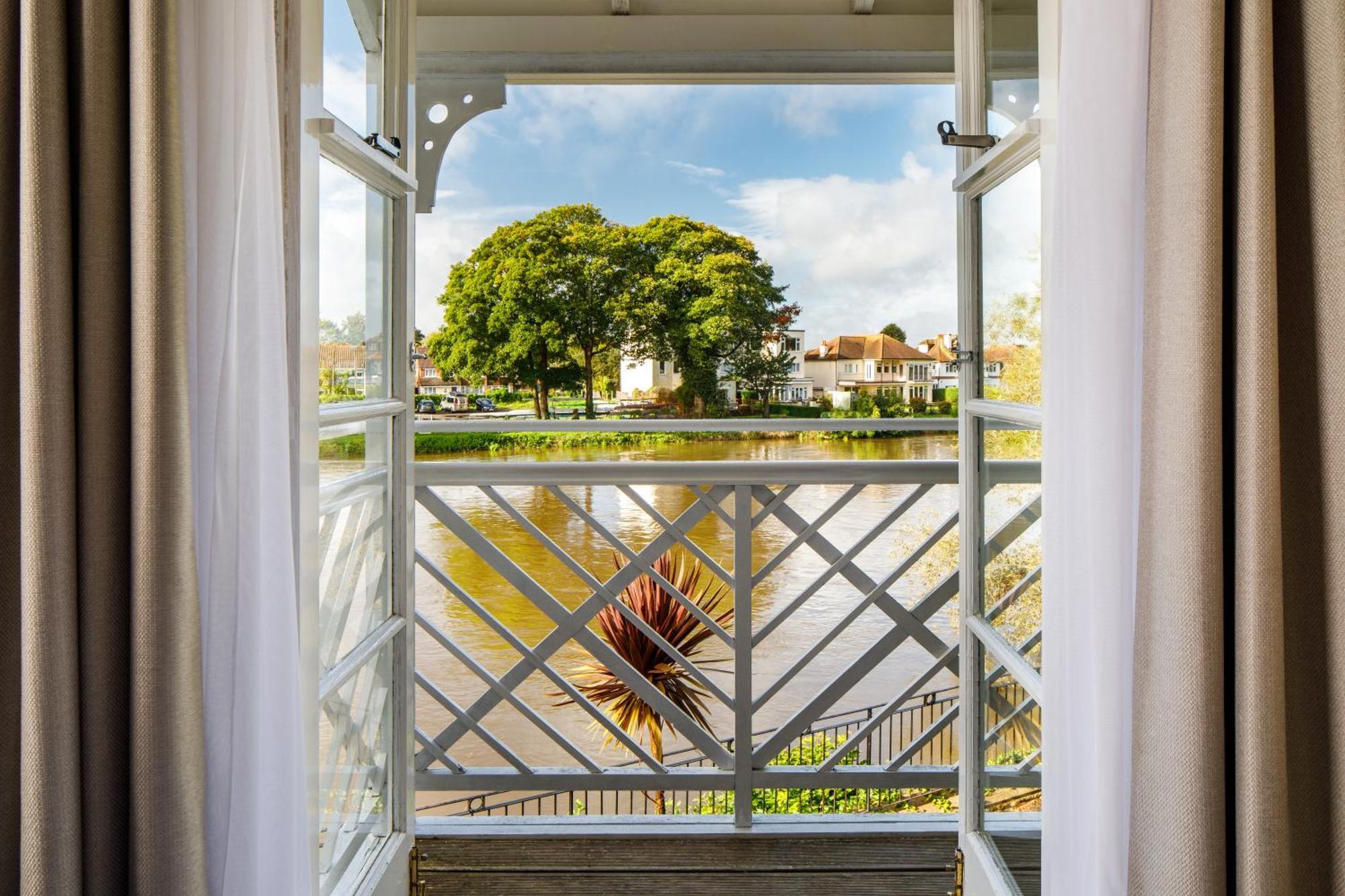 Hotel Sunday London Staines-Upon-Thames Heathrow T5 Exteriér fotografie